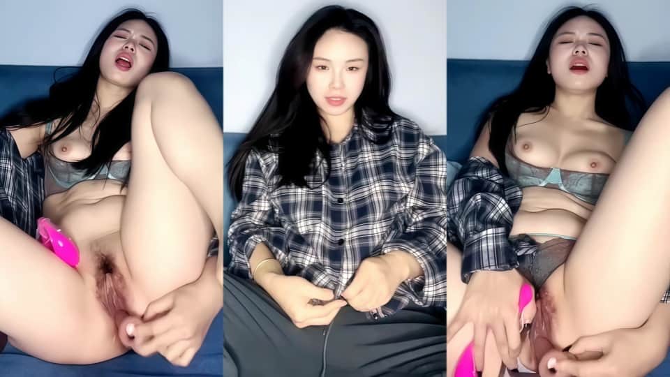 【迦迦】燃情学生妹，道具深喉，跳蛋自慰超骚，掰穴看粉嫩逼爆菊